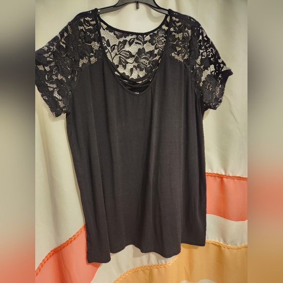 Torrid - Lace inset lattice v-neck tee. Size 2 - Picture 3 of 6
